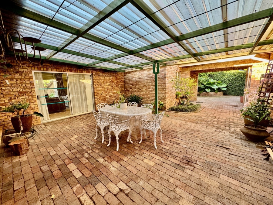 5 Bedroom Property for Sale in Van Der Hoff Park North West